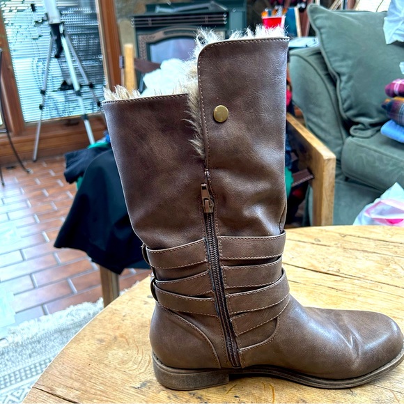 Women’s tan boots with buckles and faux fur inside, size 8 - Picture 3 of 7